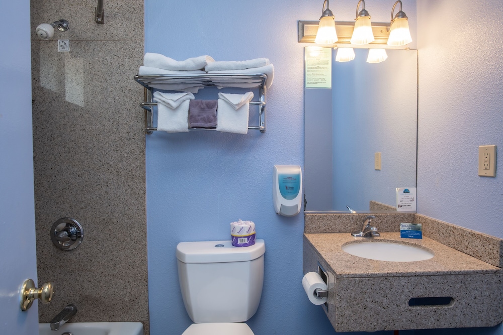 2 Bedrooms, Standard, Triple, 3 Double Beds, Aqua Breeze Inn 3/3