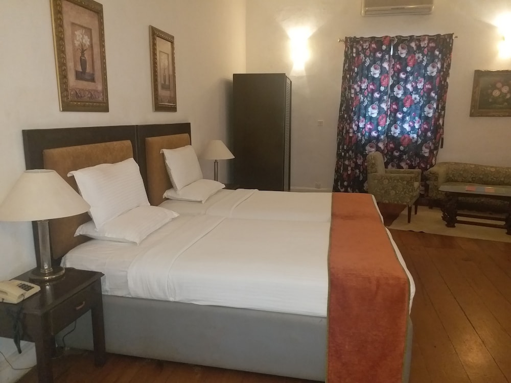 ROYAL, SUITE, KING BED