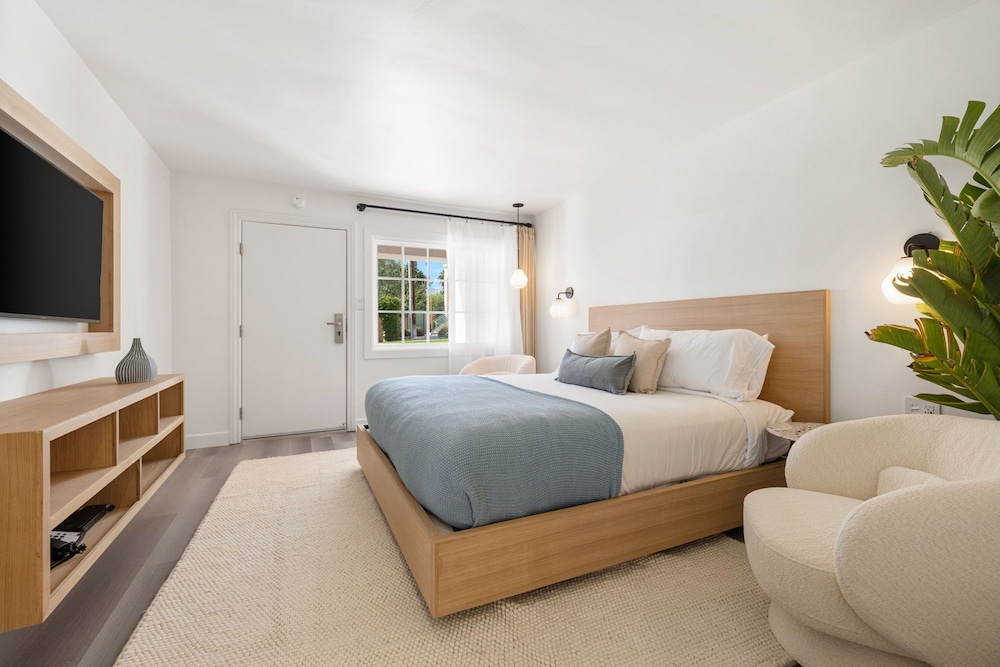 GRAND, BUNGALOW, KING BED