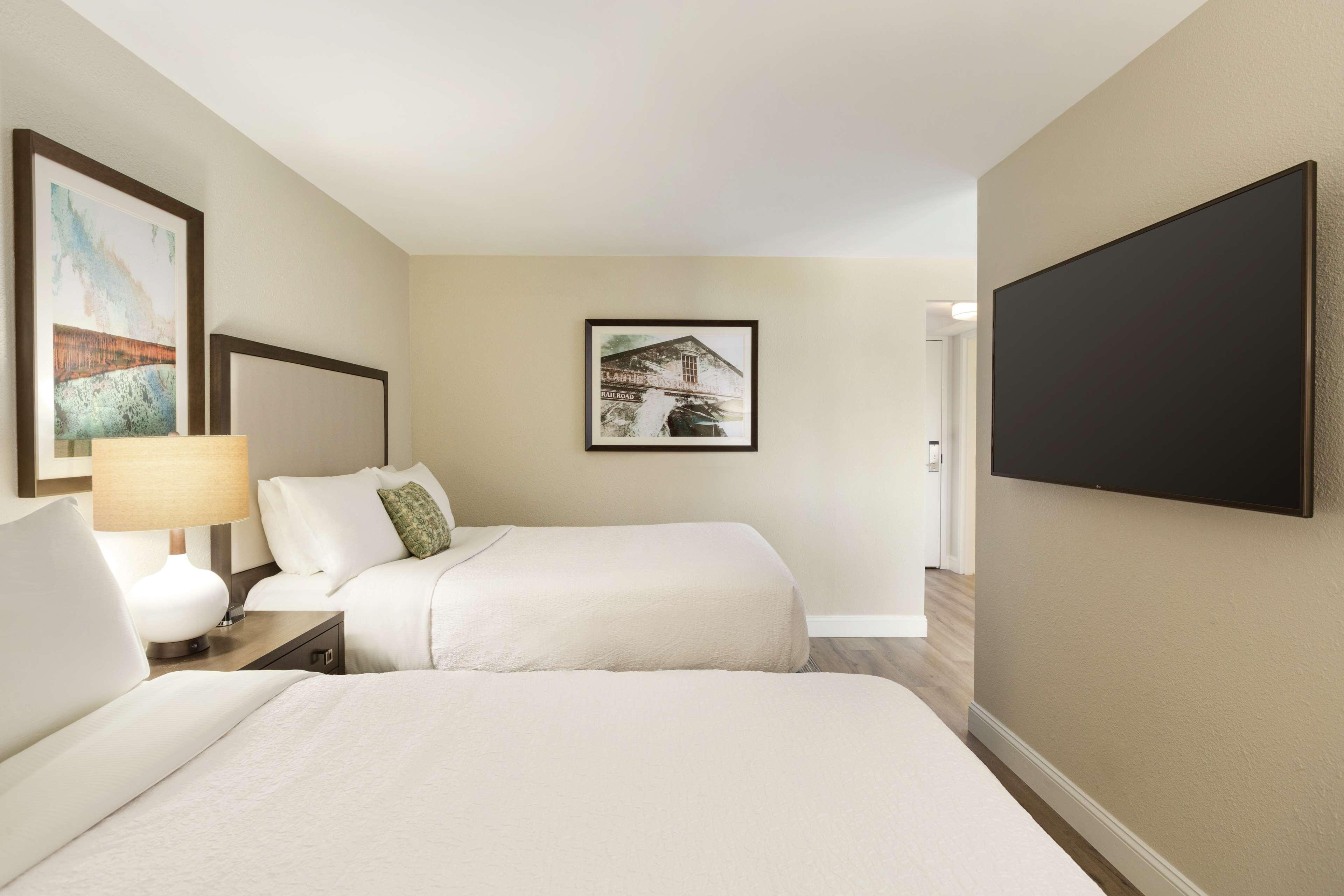 HISTORICAL, JUNIOR SUITE, 2 DOUBLE BEDS, CITY VIEW