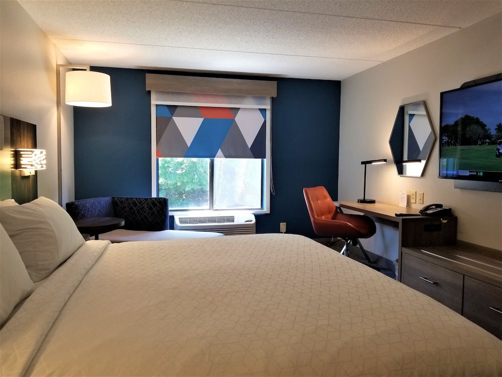 غرفة قياسية بسرير كينج لذوي الإعاقة، Holiday Inn Express Apex Raleigh 5/6