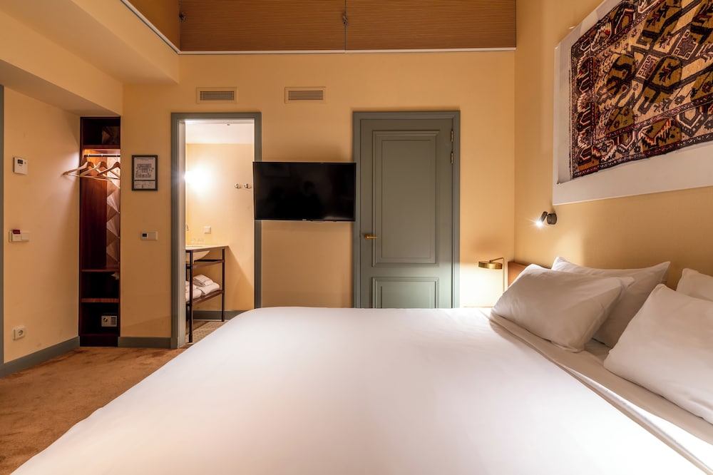 Economy, Double Bed, No Window، Hotel Mercier 6/10