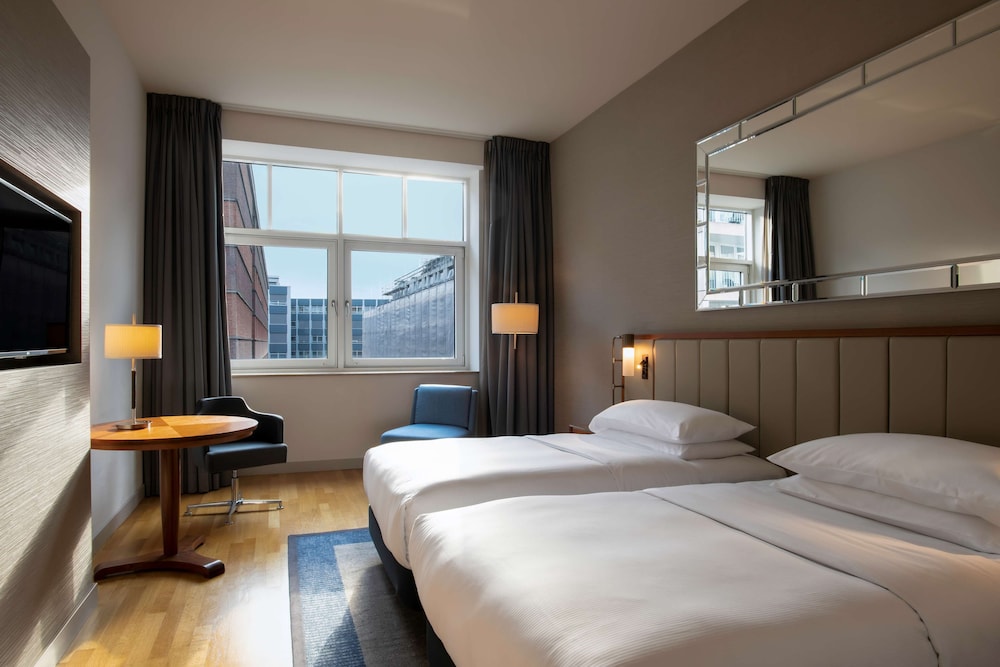 ROOM, TWIN BEDS