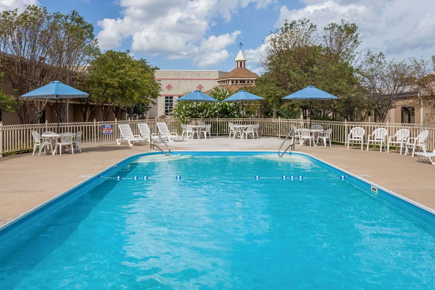 Ramada by Wyndham Hammond Hotel & Conference Center 38/42
