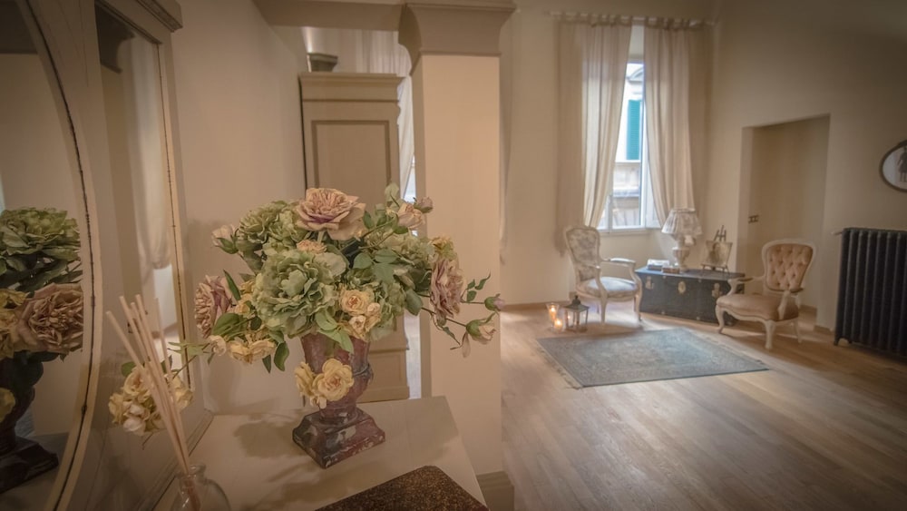 Breathtaking 4BD Apt 5min Walk to Duomo 17/33