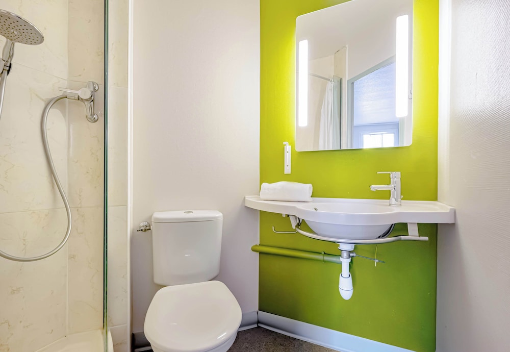 غرفة بسريرين منفصلين، B&B Hotel Brignoles 6/6