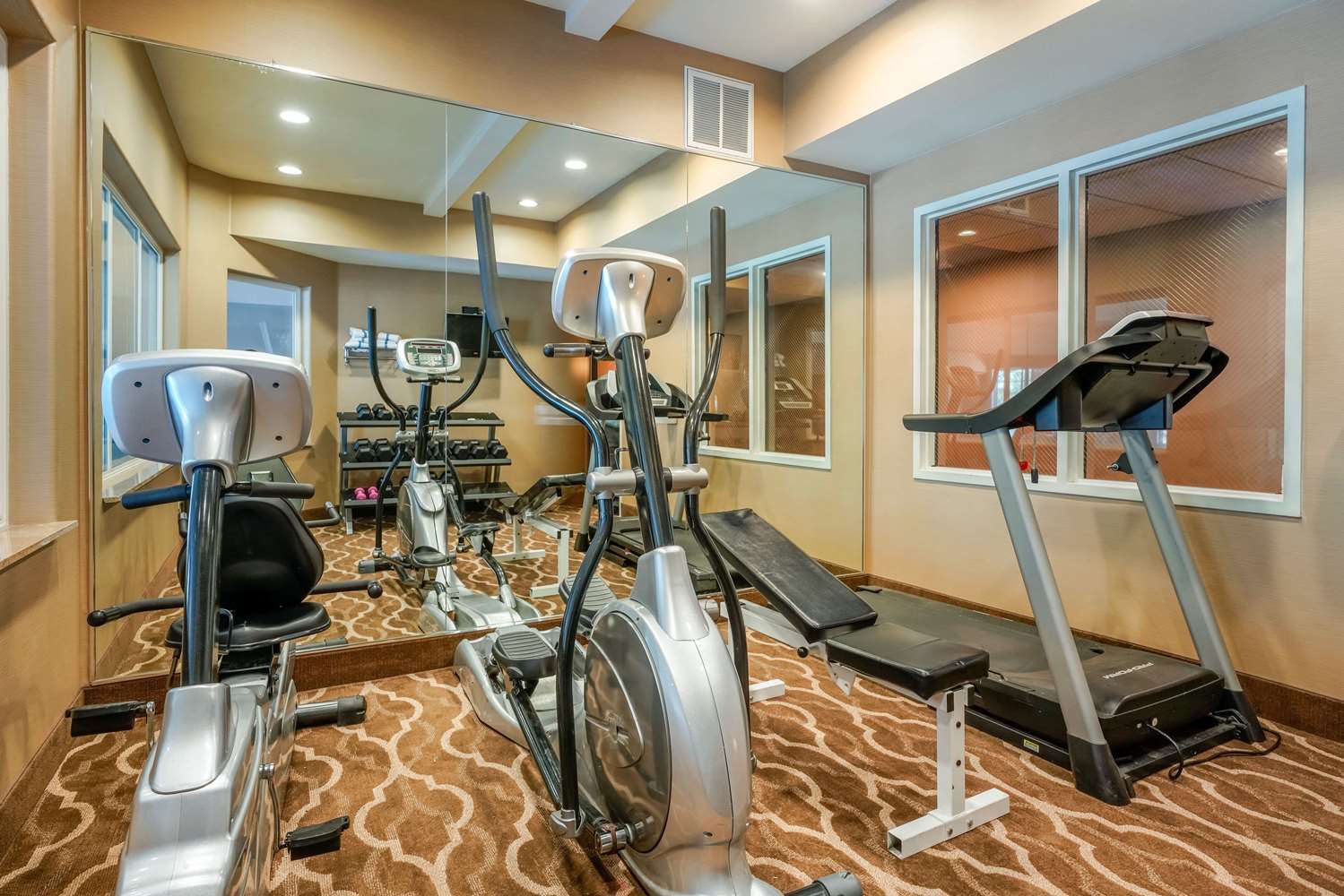 Comfort Inn & Suites Galt Lodi North 24/39