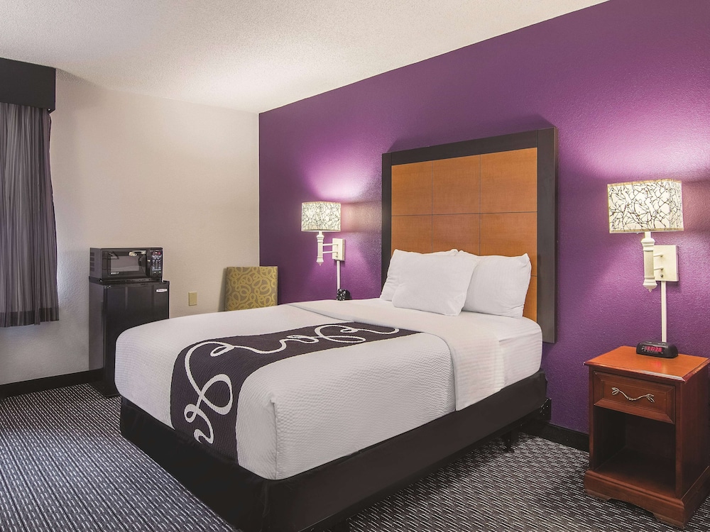 ROOM, QUEEN BED, ACCESSIBLE