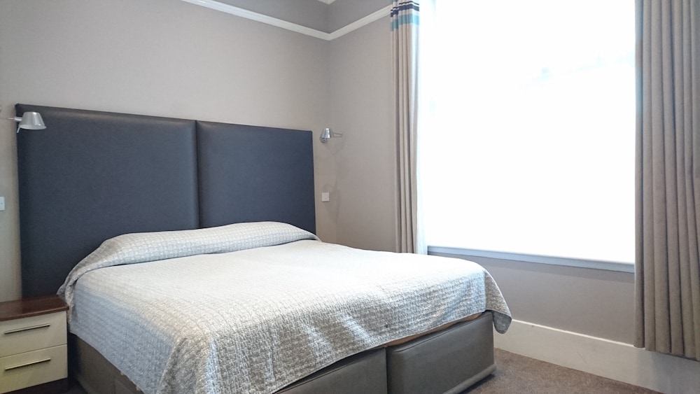 ROOM, TWIN BEDS
