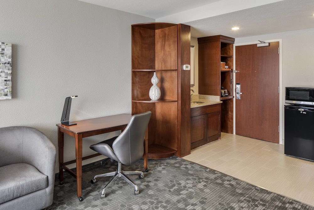 COURTYARD BY MARRIOTT LOGAN AIRPORT 47/49