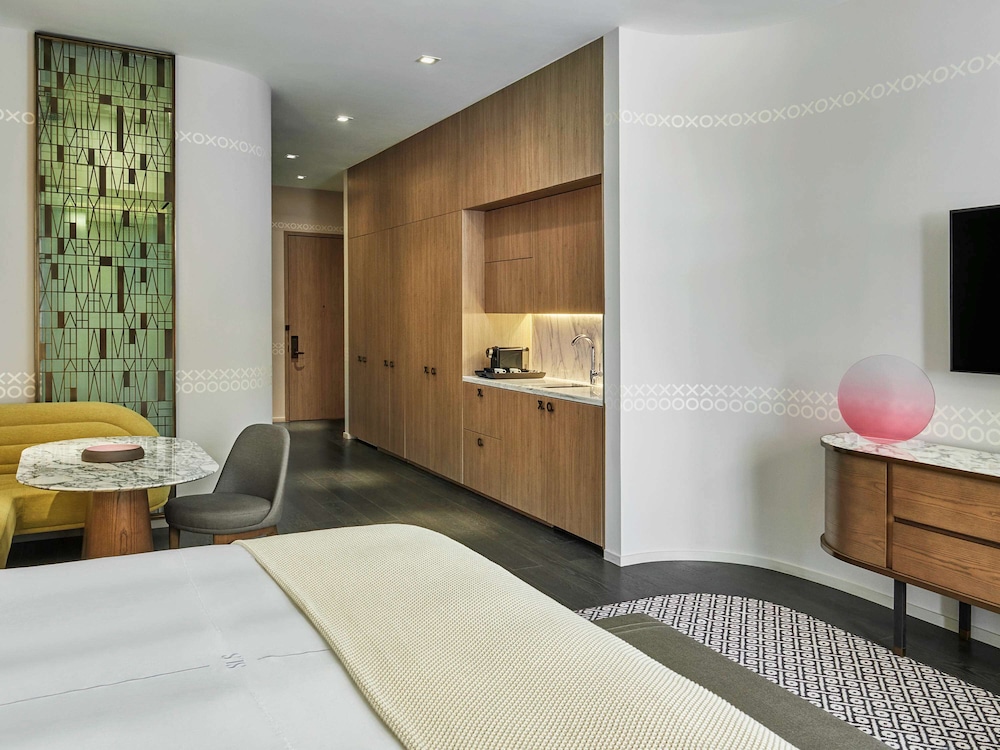 LUXURY, STUDIO, KING BED