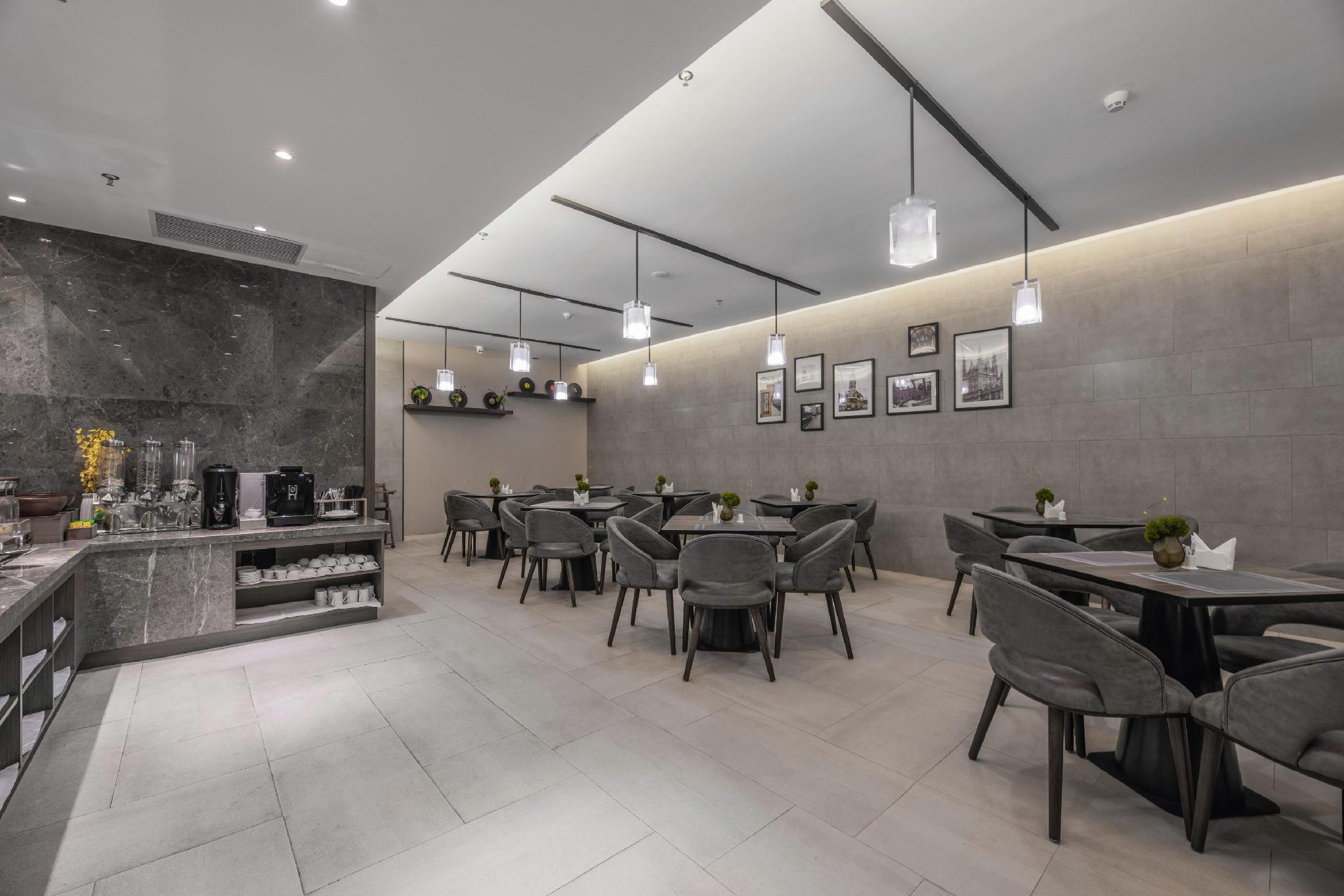 Home Inn Plus (Chongqing Jiefangbei Pedestrian Street) 34/42