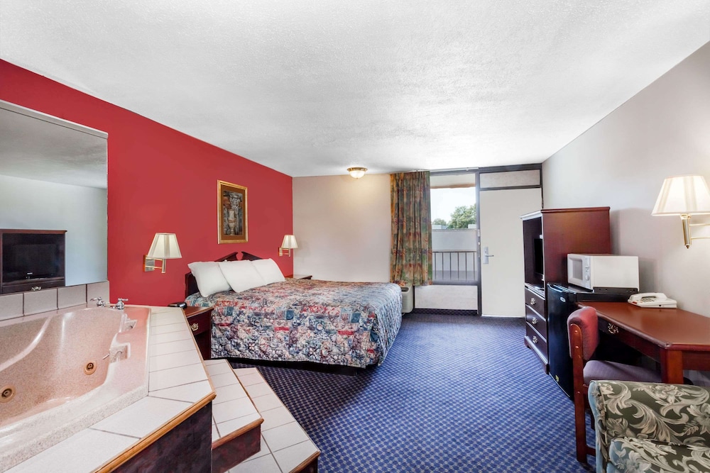 Days Inn By Wyndham Martin 13/16