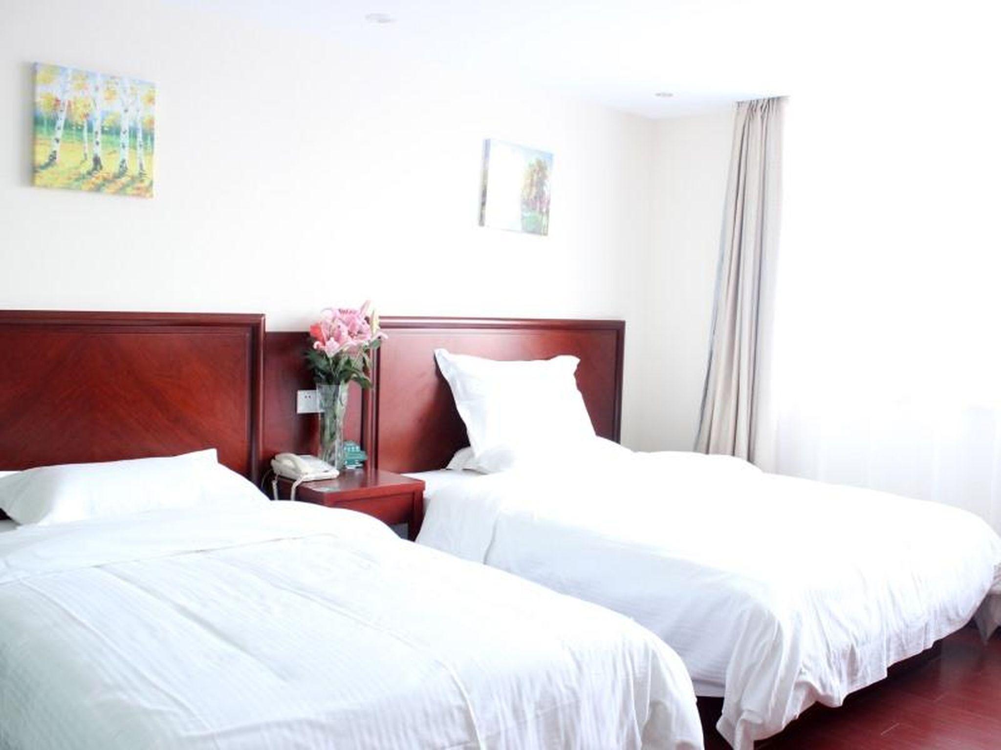 ROOM, TWIN BEDS