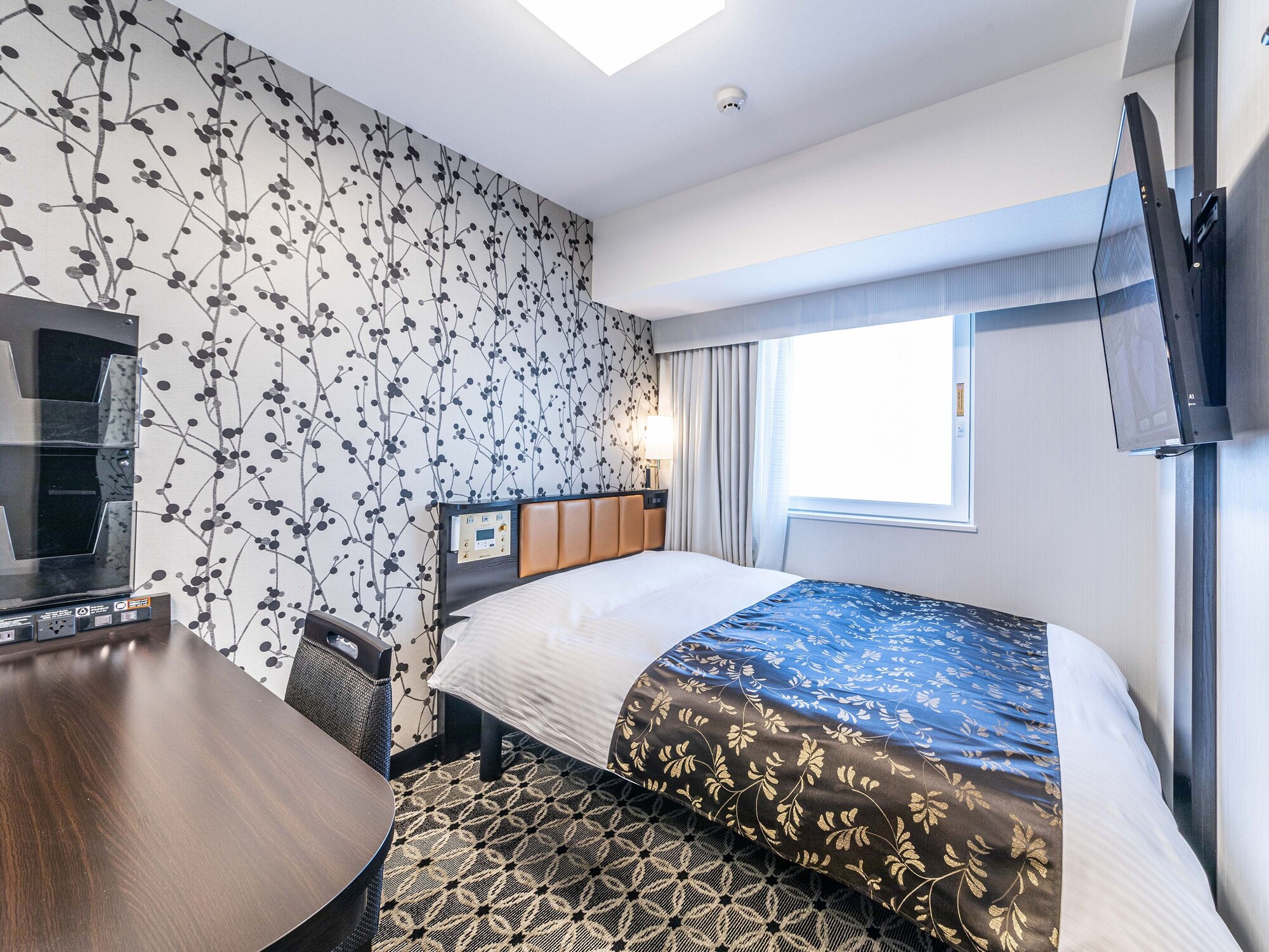 ROOM, SINGLE