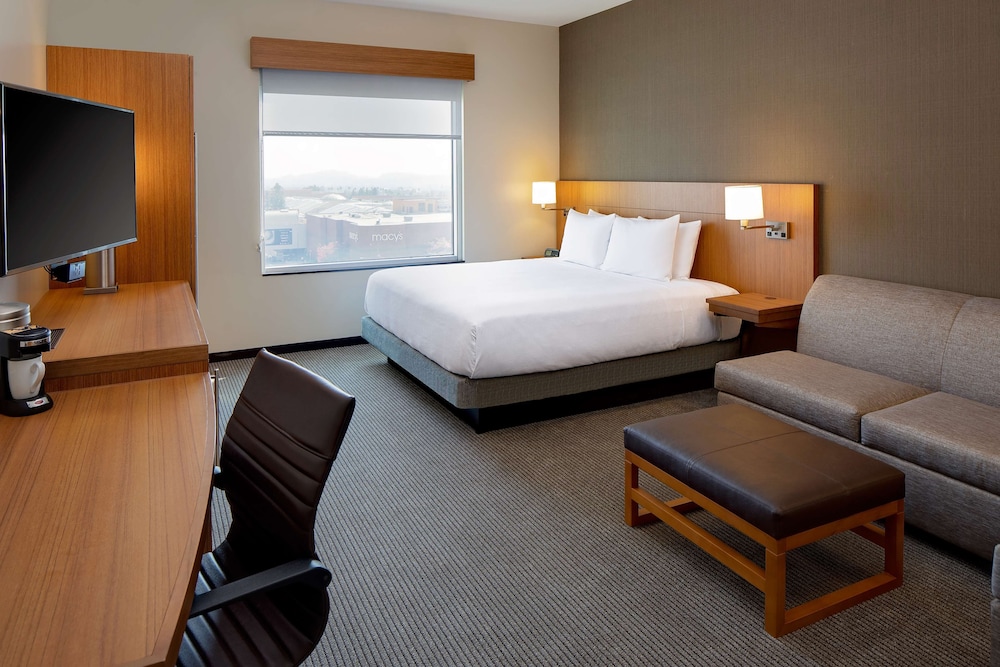 Room, King Bed, Sofa