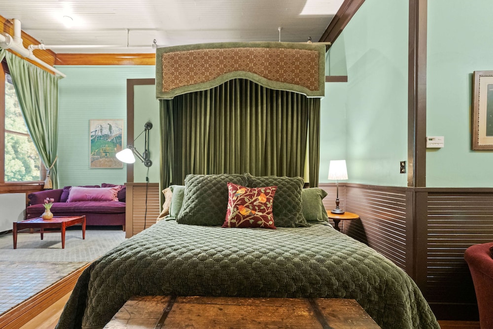 McCloud River Mercantile Inn 11/50