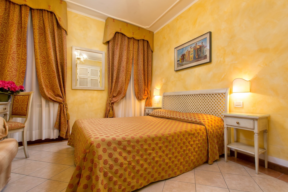ROOM, DOUBLE BED