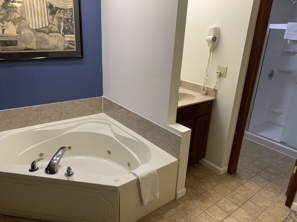 Days Inn by Wyndham Columbus IN 25/37