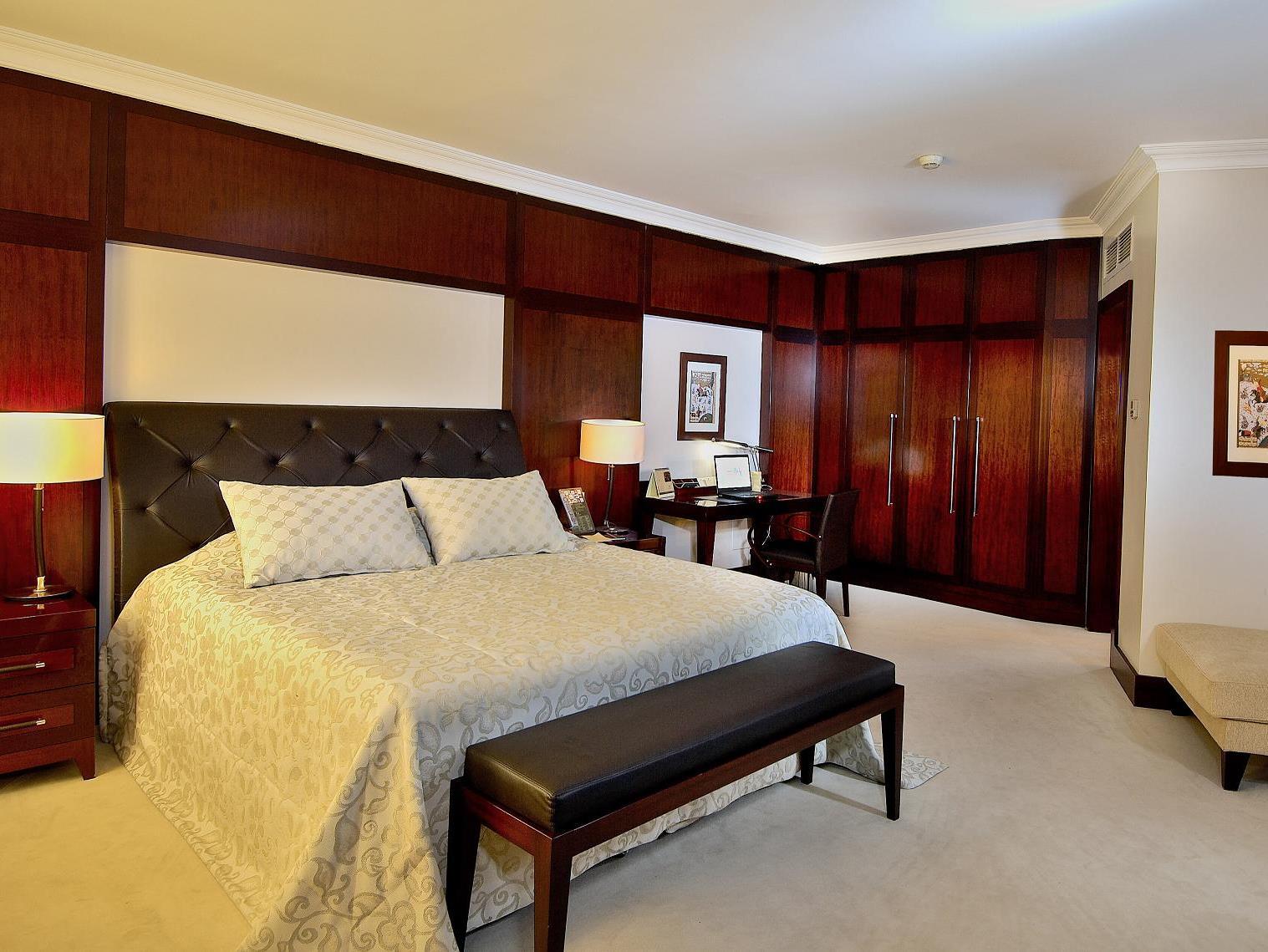 Corner Deluxe Room