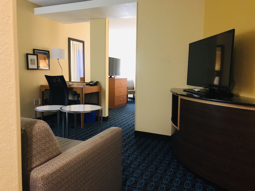 Fairfield Inn Suites Denver Tech Center South 26/33