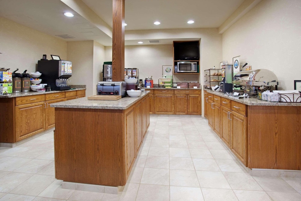 Country Inn & Suites By Radisson Greeley Co 7/40