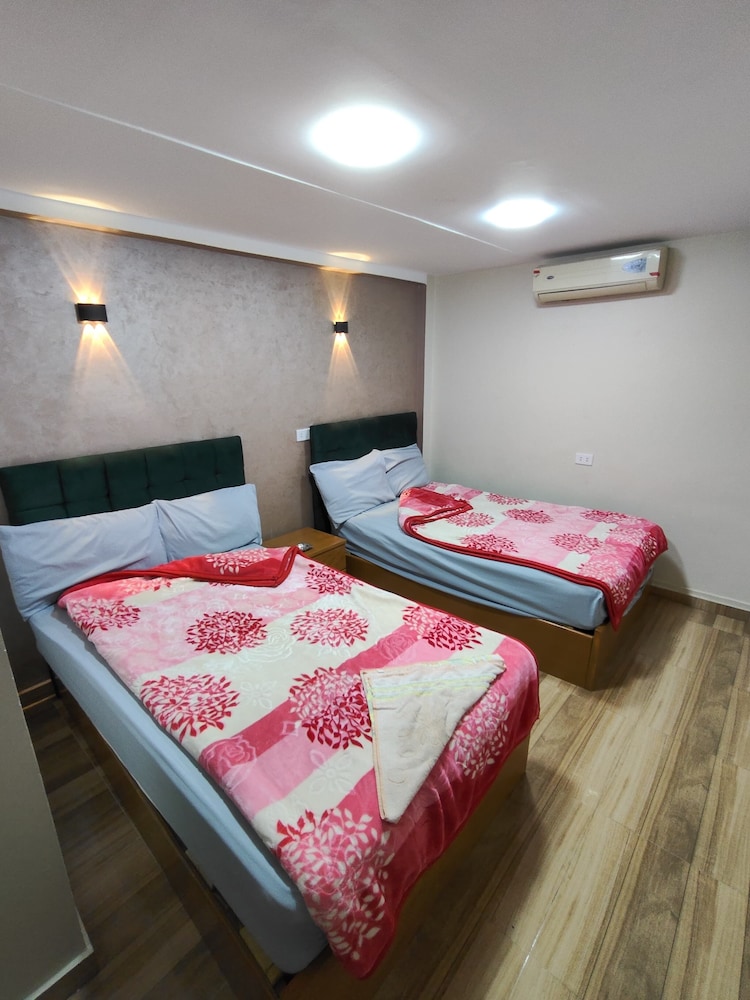 ROOM, DOUBLE BED