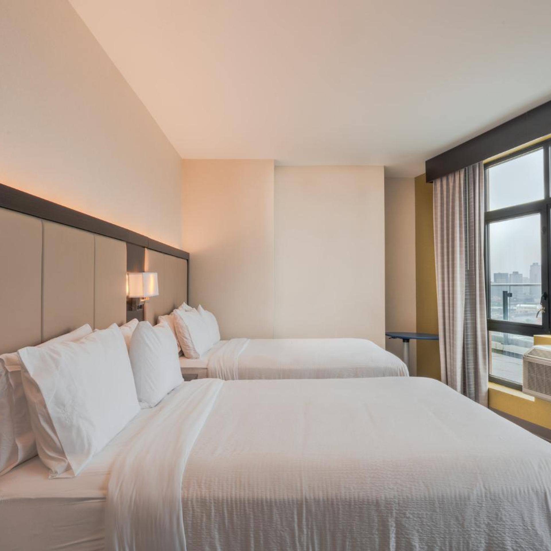 Standard, 2 Queen Beds, Skyline View، Holiday Inn Express Long Island City E New York, an IHG Hotel 2/5