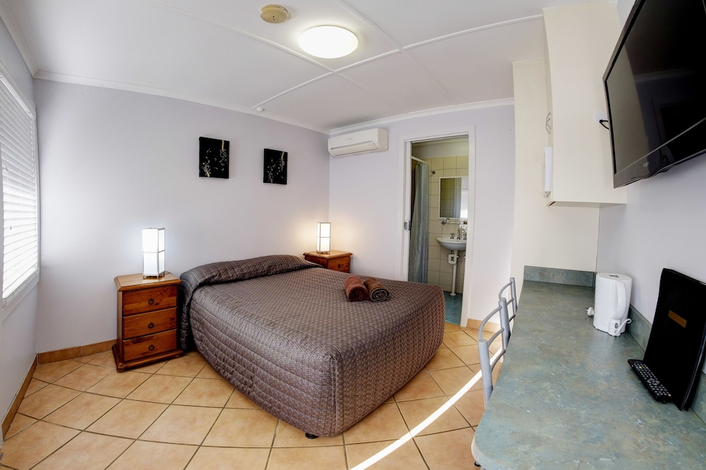 BALI HI MOTEL 28/49