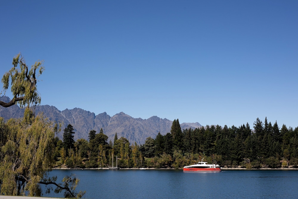 Queenstown House Lakeside Apartments 13/16