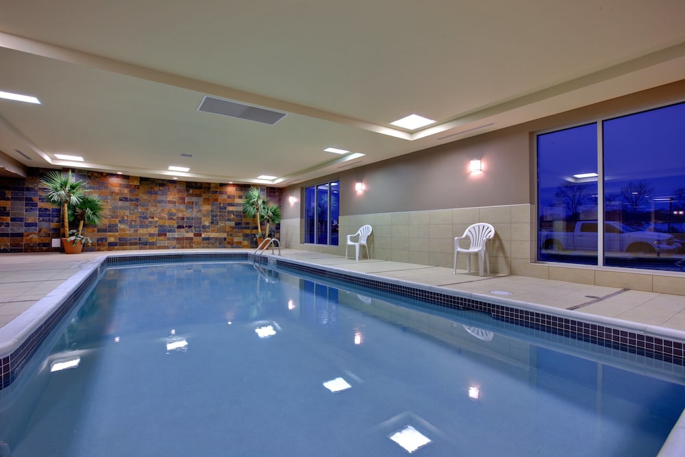 Holiday Inn Express Suites Chatham South 39/75