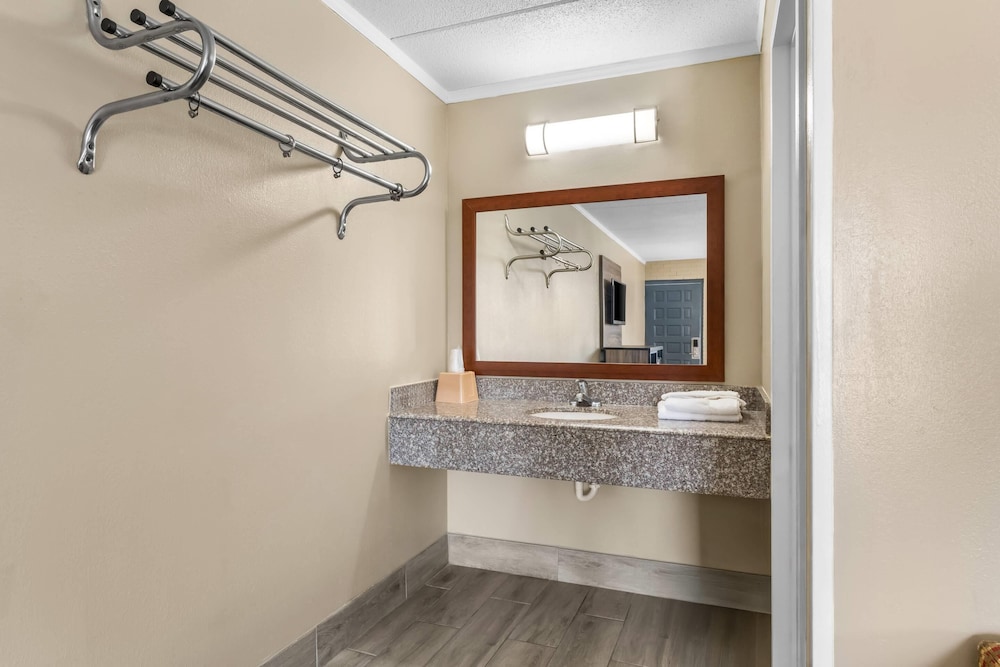 غرفة قياسية بسرير كينج، Rodeway Inn Charlotte South 8/9