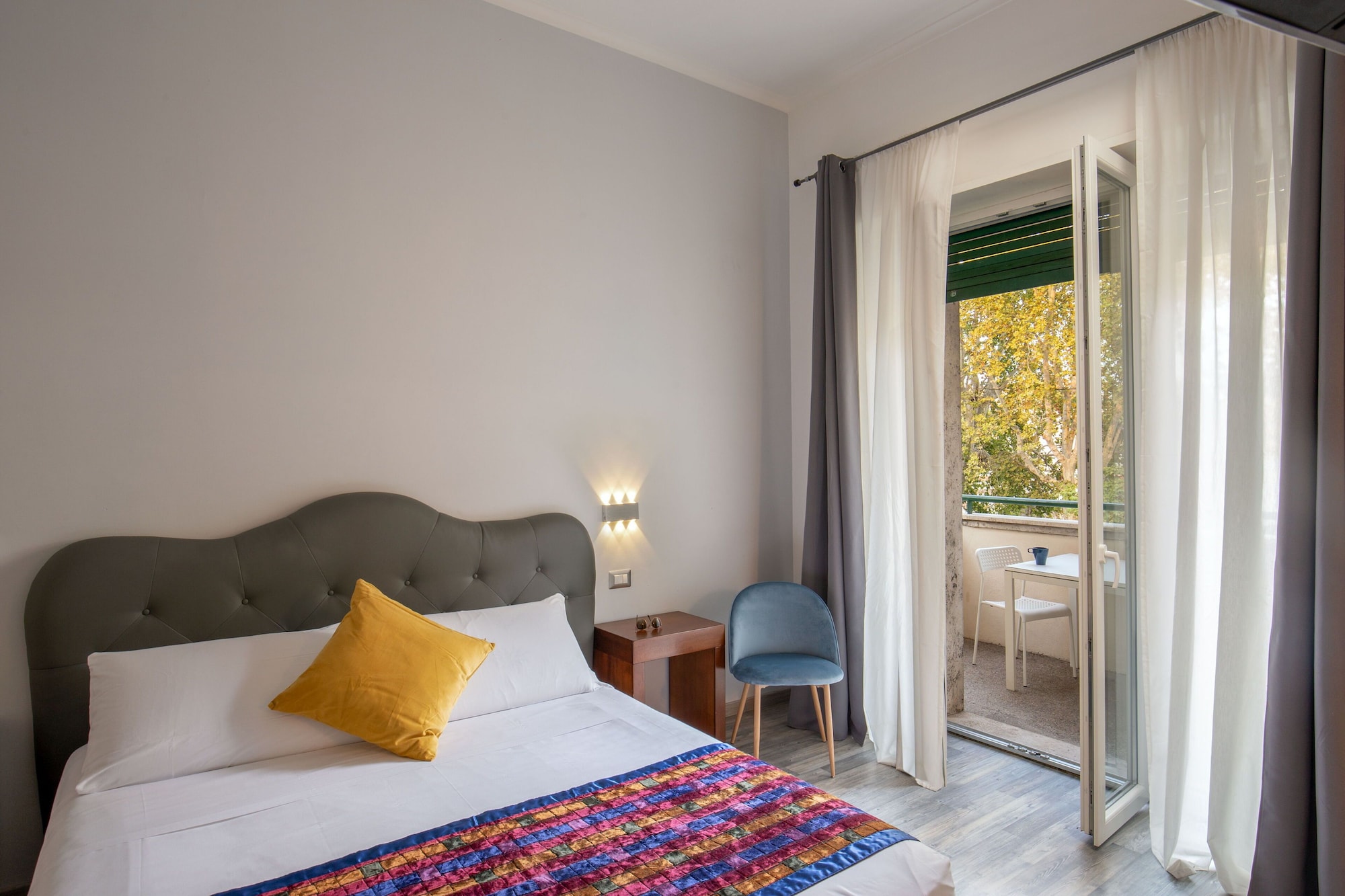 ROOM, DOUBLE OR TWIN BED