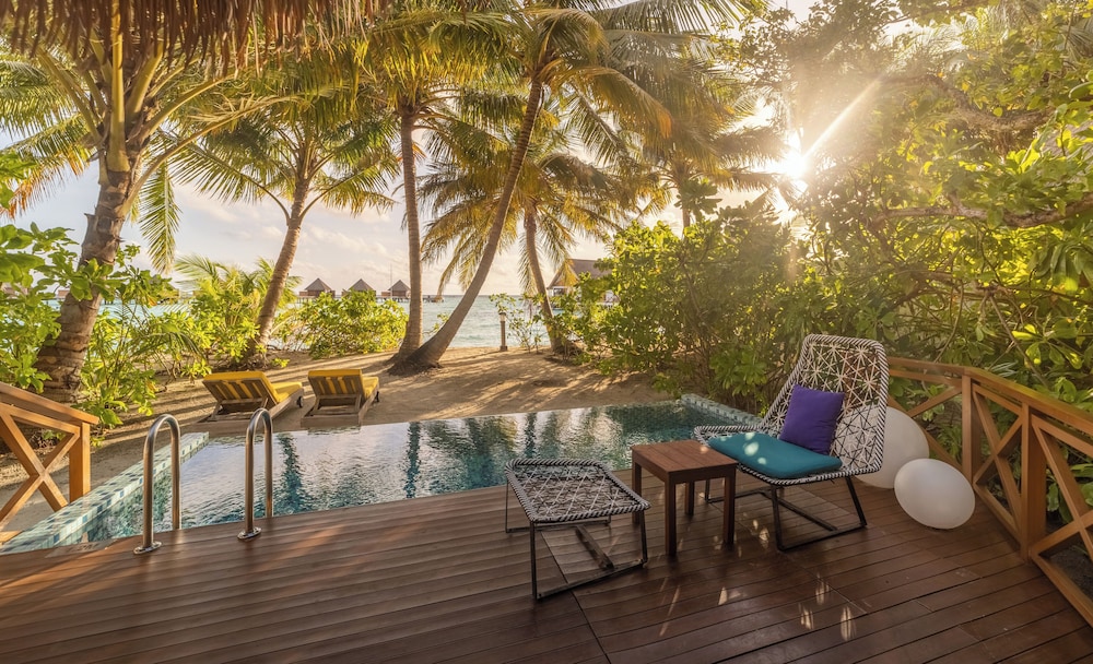 Mercure Maldives Kooddoo Resort 43/73