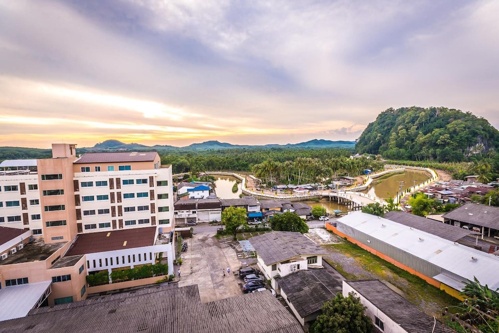 Sinkiat Buri Hotel 8/67