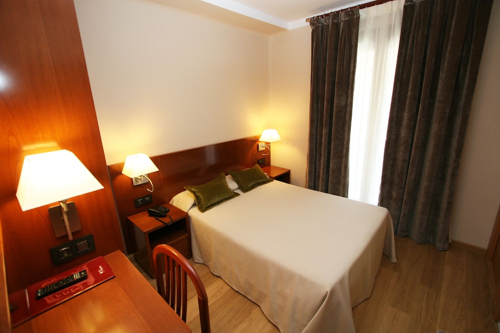 HOTEL PYRENEES 18/55