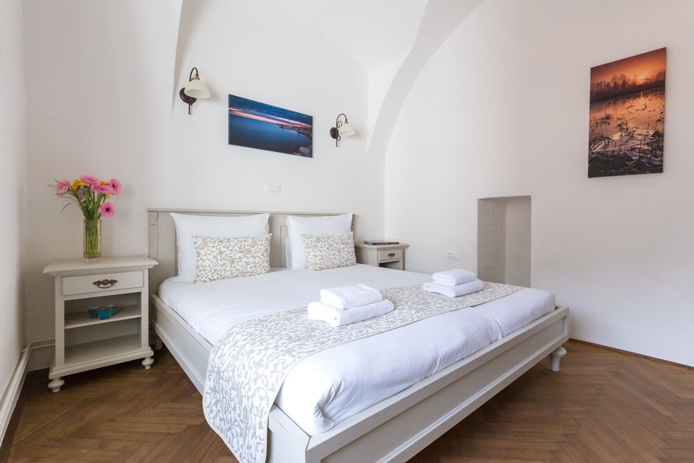 2 Bedrooms, Apartment, 1 Double and 1 Single Bed, Castle View