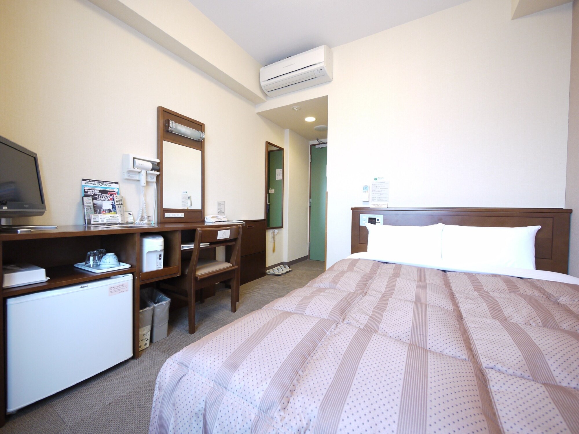 ROOM, SEMI DOUBLE BED