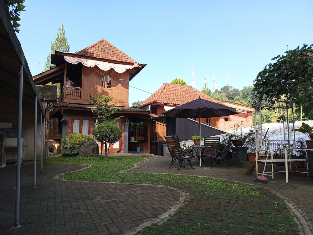 Bantal Guling Villa Bandung 8/69