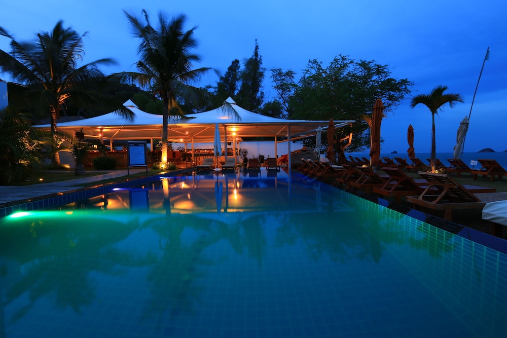 Sanae Beach Club 7/68