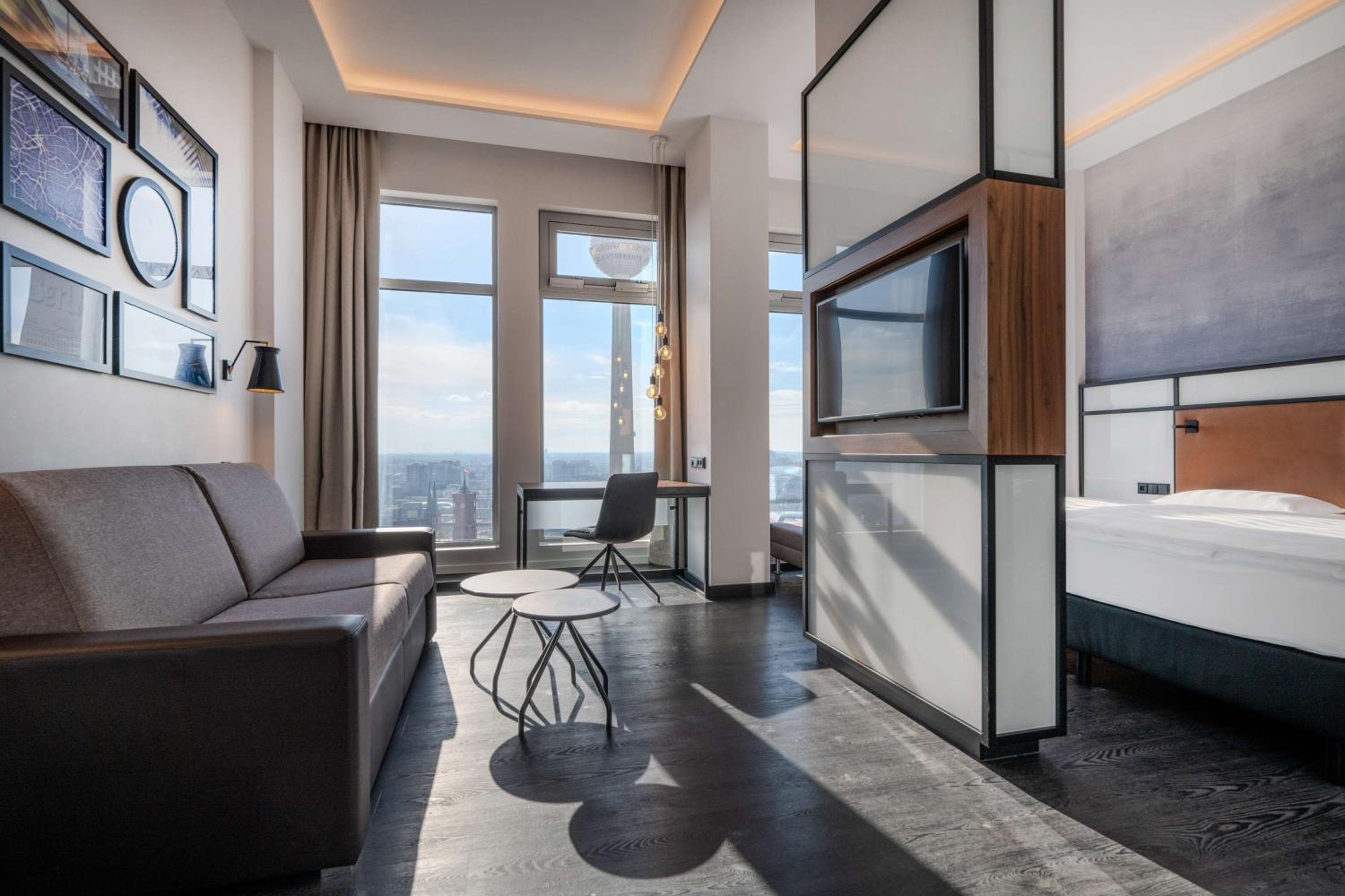 Sky, Suite, Sofa 2/5
