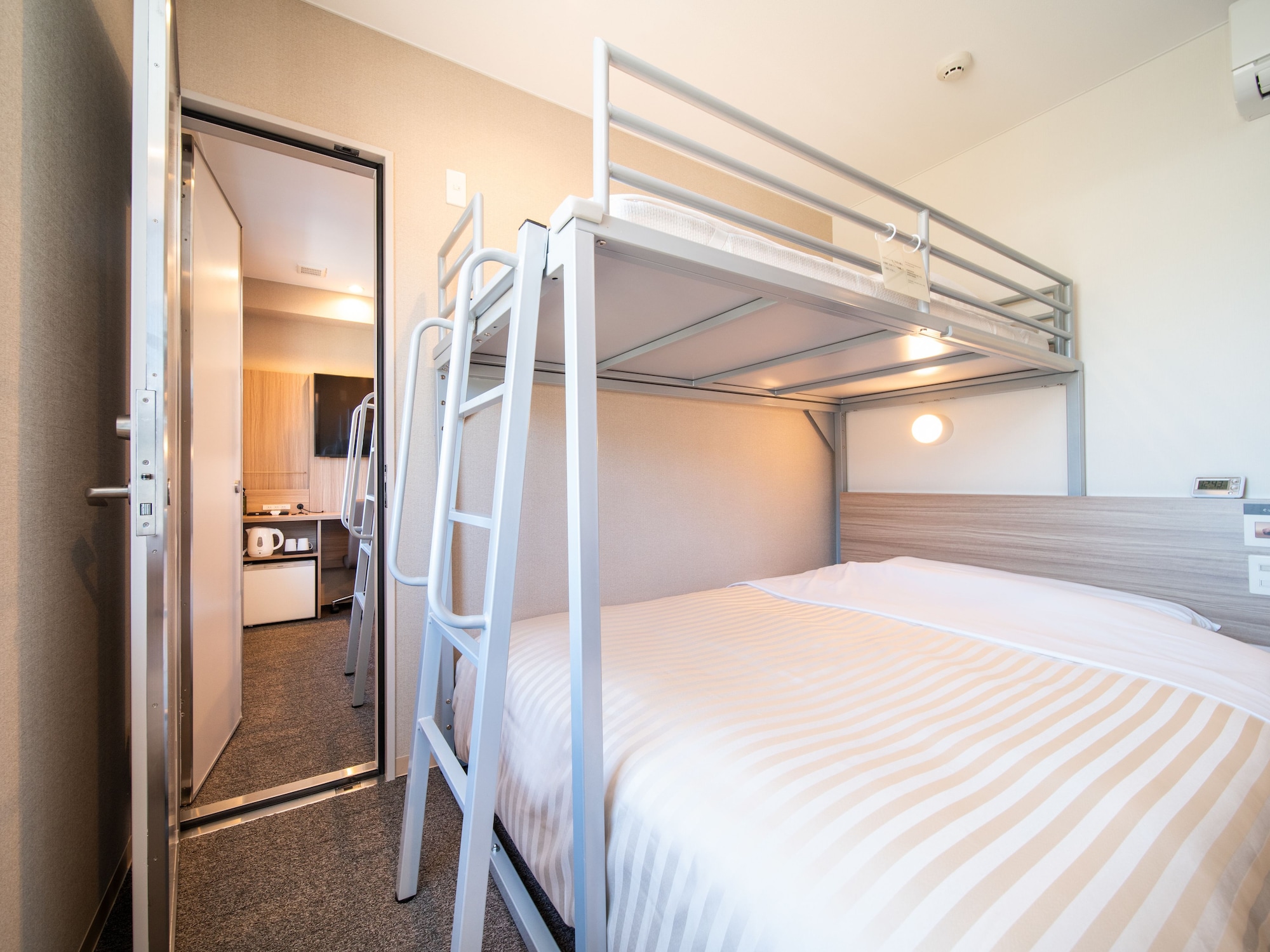 Super, 1 Queen and 1 Bunk Bed