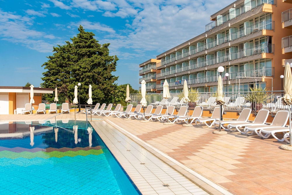 Arena Hotel Holiday 46/50