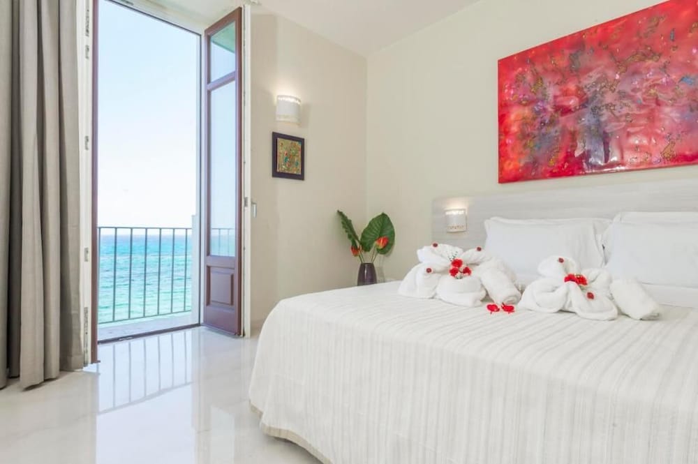 ROOM, DOUBLE BED, SEA VIEW