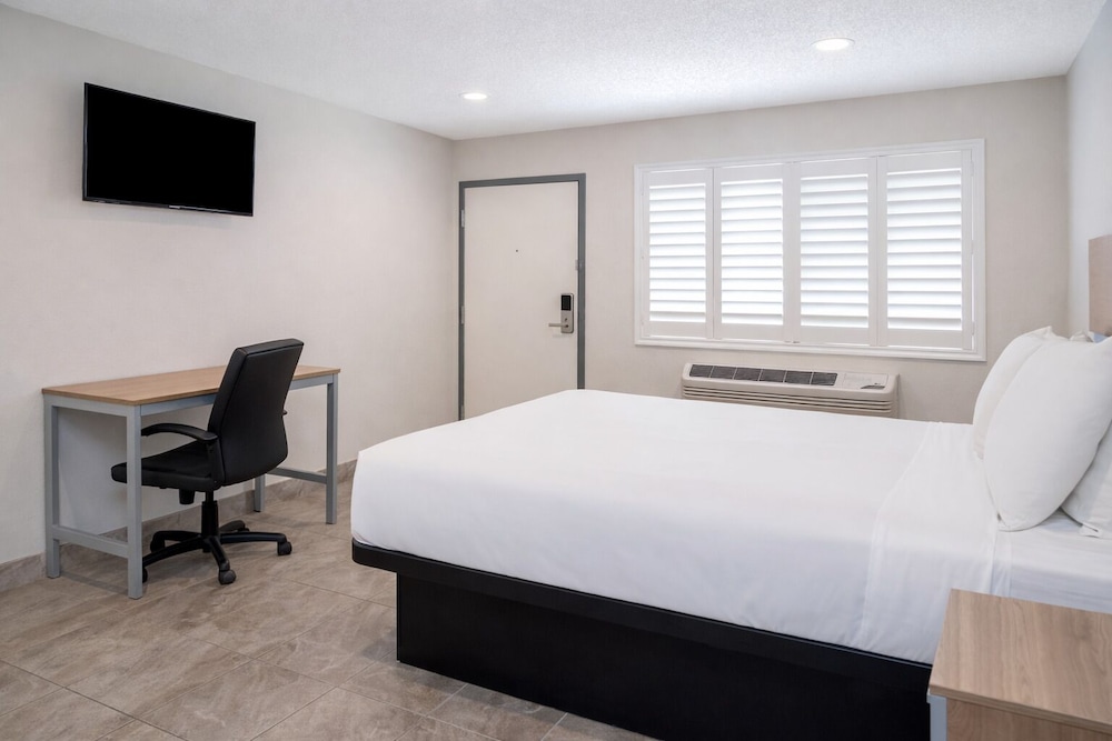 Super 8 by Wyndham Bakersfield CA 32/48
