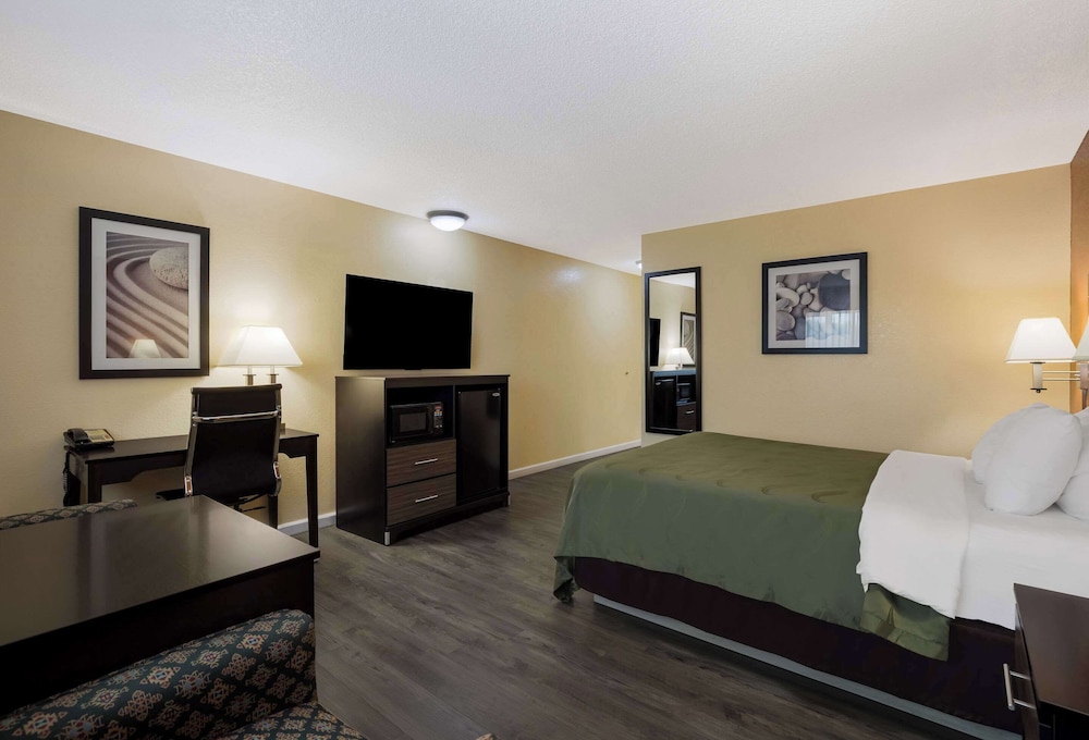 Quality Inn and Suites Medford Airport 20/51