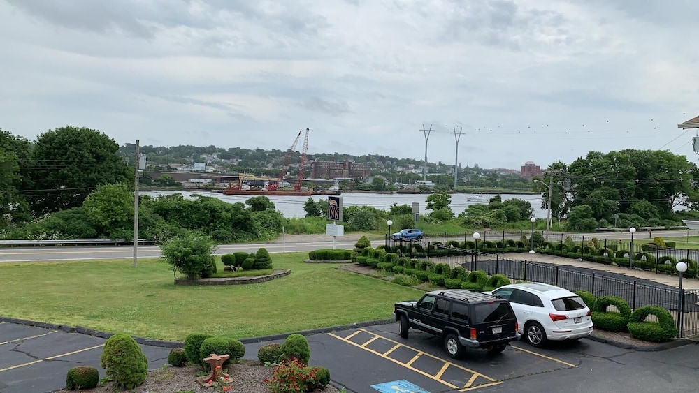 Rodeway Inn Somerset MA 39/57