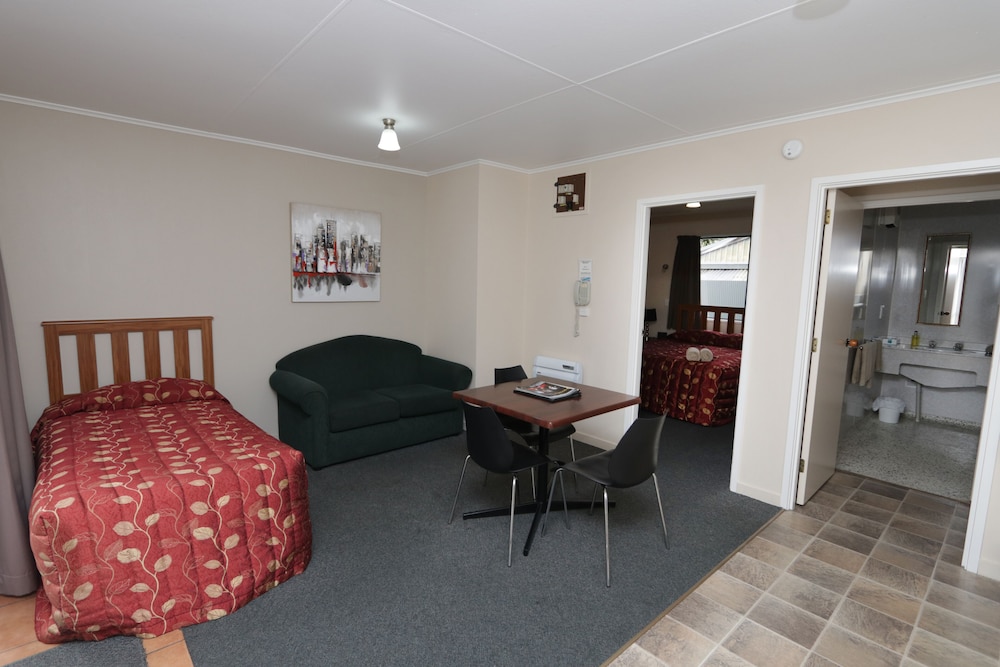 Commodore Motor Lodge 37/58