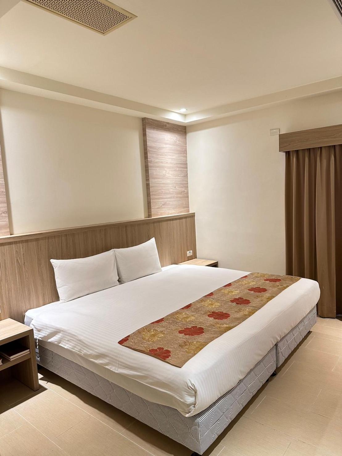 Standard, Queen Bed