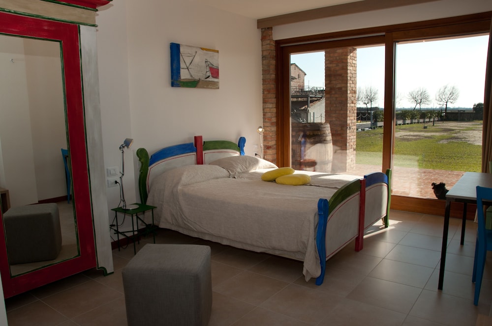 ROOM, DOUBLE BED